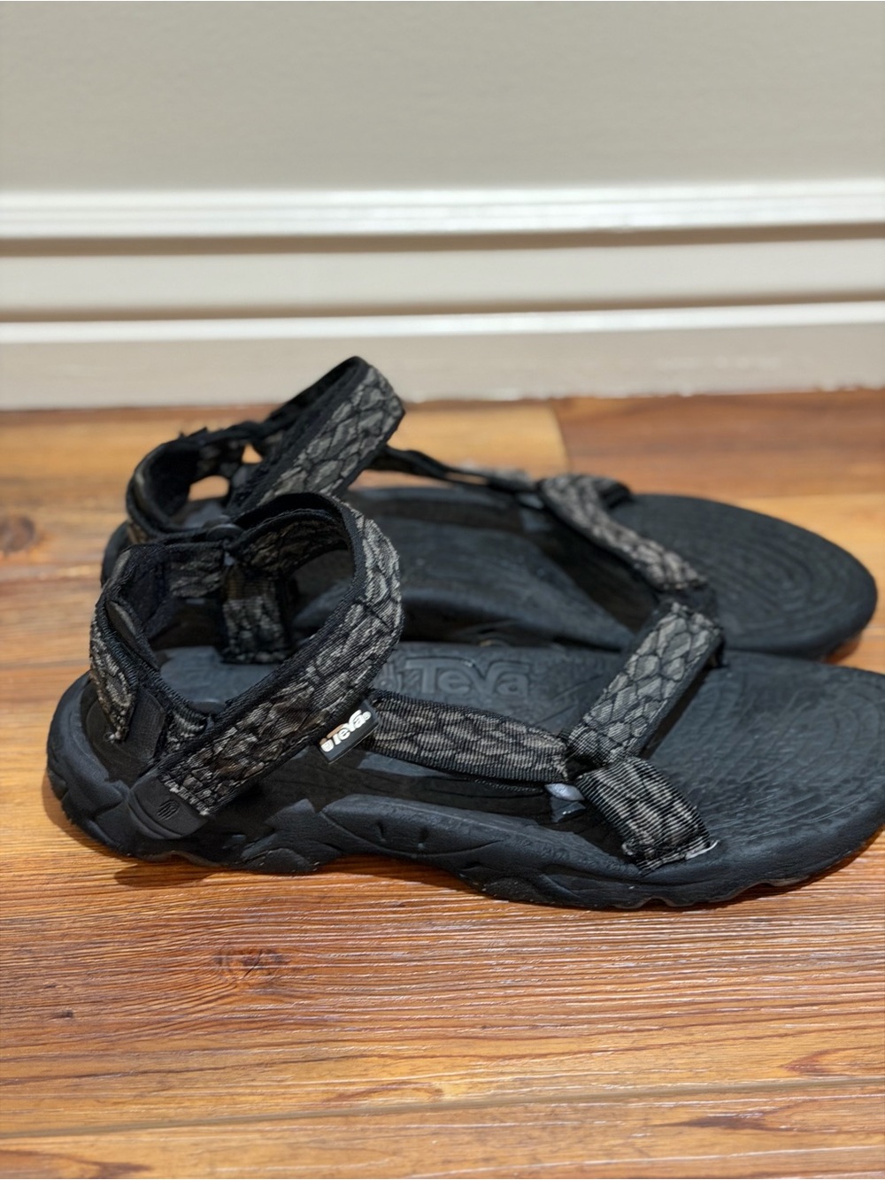 TEVA MEN'S HURRICANE water shoes Size 11 color-LAVA DARK GULL GREY